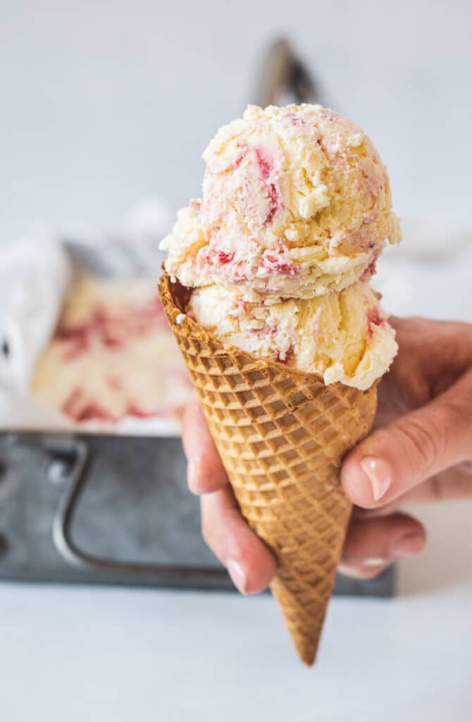 a hand holding an ice cream.